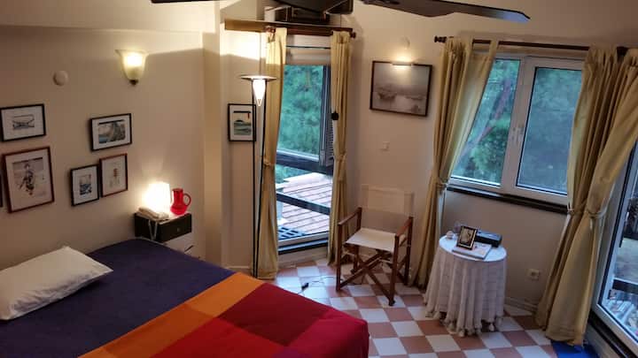 Prvé poschodie:(br2):2sb,môže to byť db. Šatníková skriňa,kreslo,konferenčný stolík,nočné stolíky,make-up stôl, zrkadlo,stropný ventilátor so žiarovkami.FIRE ESCAPE - sekundárny núdzový východ-ROPE  
REBRÍK: zavesiť na skrutku na nosníku balkóna. Pozrite si súvisiacu fotku očnej skrutky.