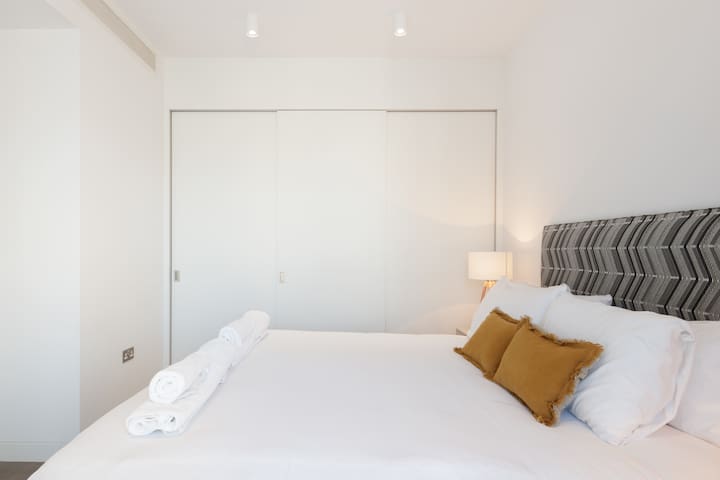 Urban Minimalist Apartment with Private Balcony gallery image 2