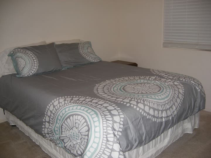 Dhoma e dytë e gjumit me krevat dopio "queen" dhe TV