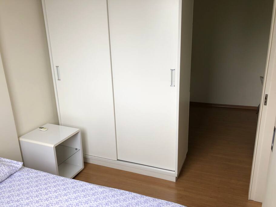 Quarto com Armário Duas Portas