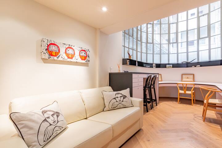 Luxurious, modern, artsy, fully fitted home! gallery image 5