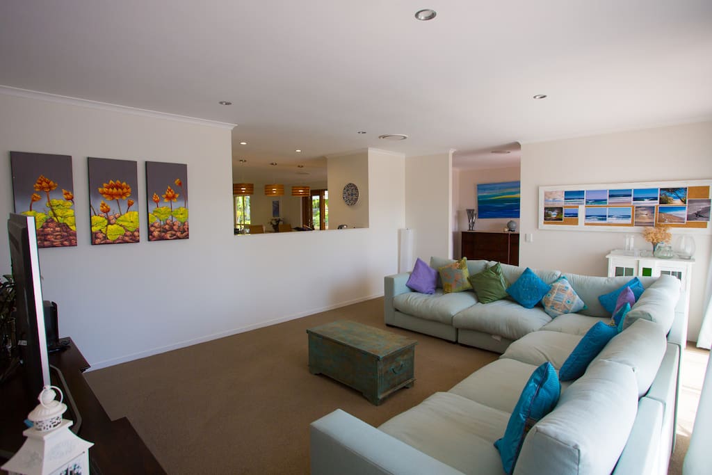2nd Lounge area with access to the kitchen & entrance area