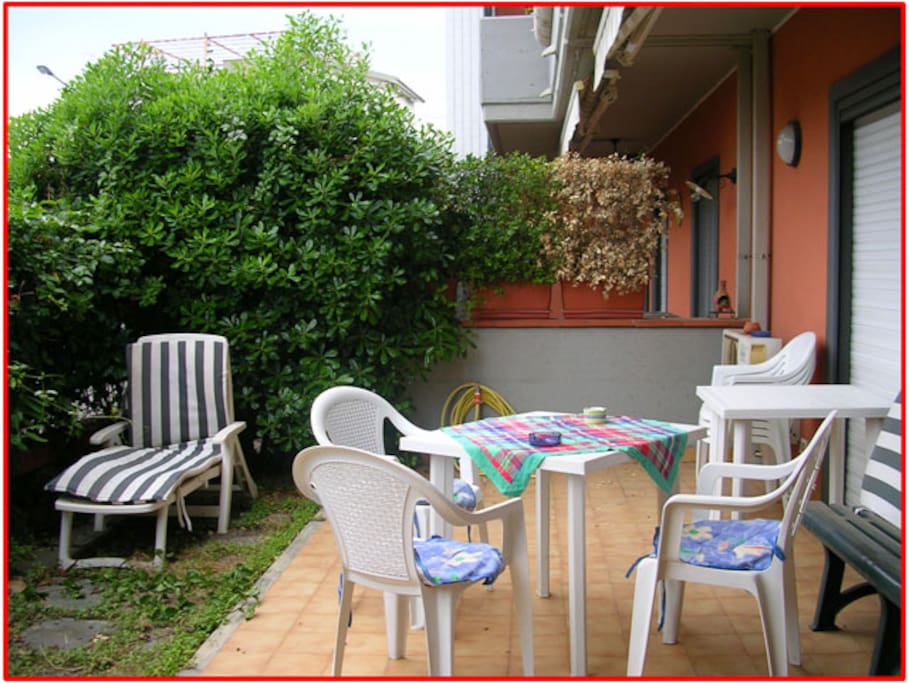 Terrazza con veranda e giardino
