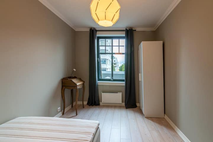 غرفة نوم 2. يمكن وضع سرير إضافي