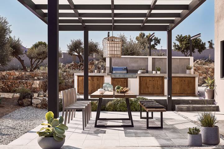 Minimal design, 70 sq.m. heated pool, full privacy gallery image 3