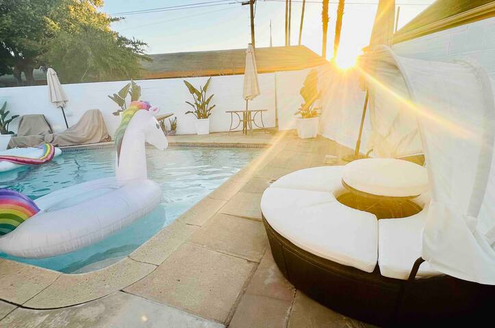 LA hidden gem, 11 min to Sofi, swimming pool gallery image 3