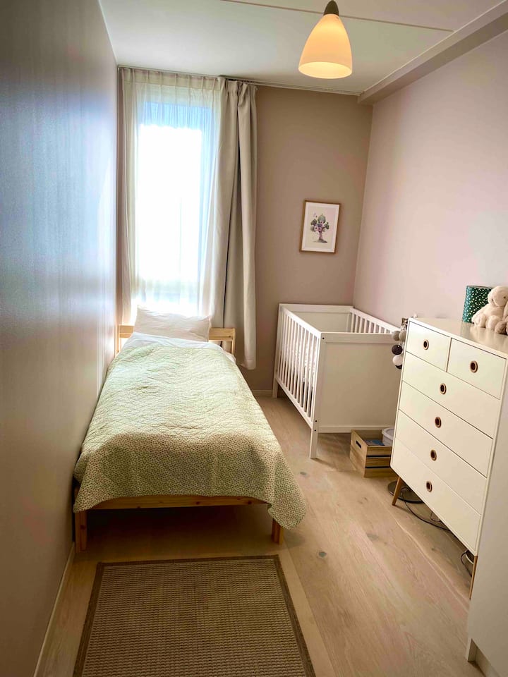 Трета спалня. 200х90 см единично легло и регулируемо детско креватче. 