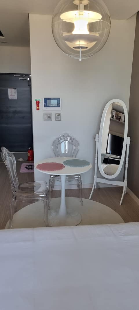 # Midcenturry #/Ocean view/Reservations for European mattress honey/Free Netflix/Cooking