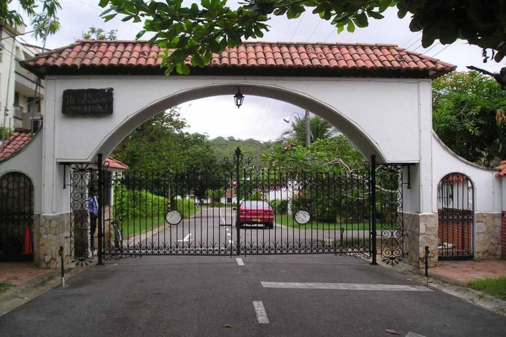 Entrada al Condominio