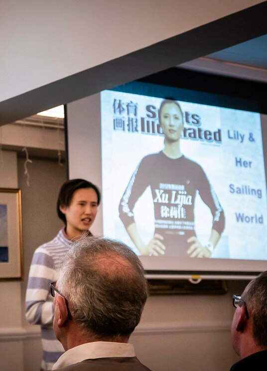 Show full-screen, host-provided image