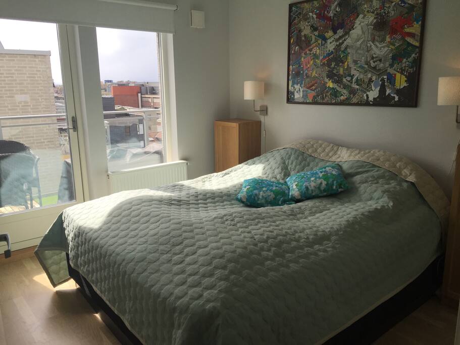 Stort soverom med dobbeltseng og utgang til balkong/ Large bedroom with kingsize bed with exit to the balcony