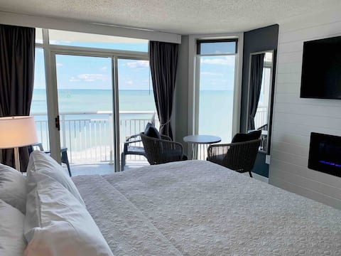 Oceanfront Beauty / Sleeps 4 comfy/Prime Location
