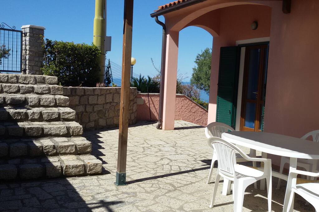 Zona esterna della casa per pranzi all'aperto