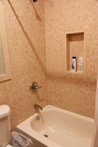 6 BR, 4 Full Bath Duplex With Washer & Dryer gallery image 5