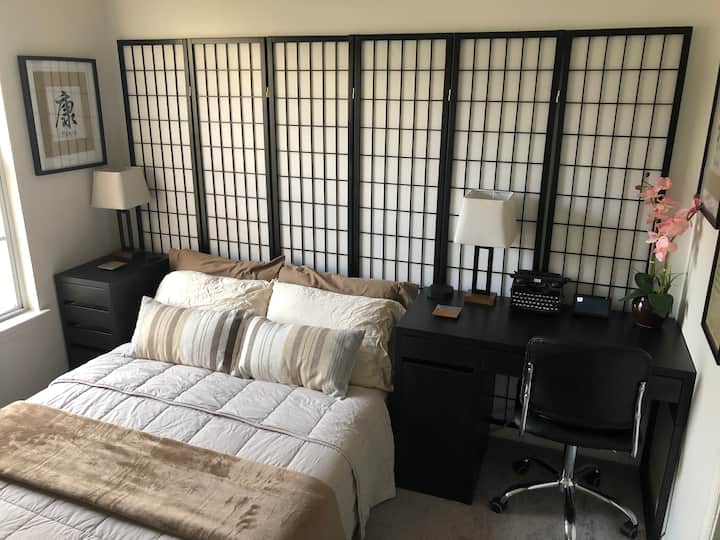 Современ декор на спалната соба... Само соблечете ги чевлите, опуштете се и опуштете се по долгото патување.