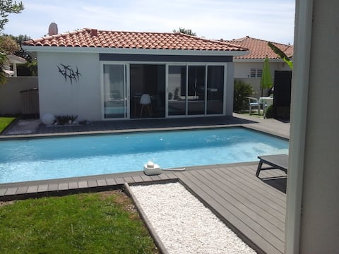 Popular Airbnb listing: "Les hirondelles" in Biscarrosse