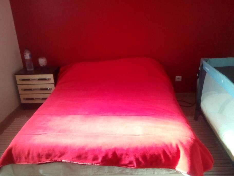 Quarto com cama de casal, 1 mesa de cabeceira e cómoda. Existe a possibilidade de manter a cama de bebe ou retirar.