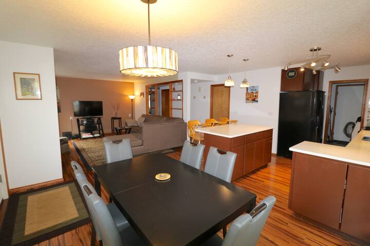 Alberta Arts Bungalow – 4 Bedroom gallery image 3