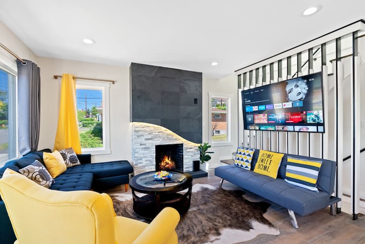 Beautiful updated Seattle house w/hot tub & Sauna gallery image 2