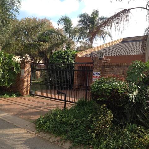 Comfortable 3 room family home-close to airport.