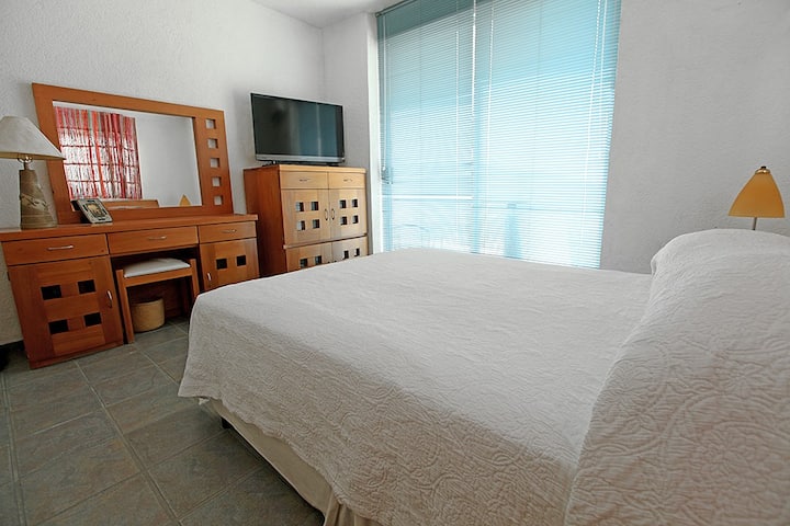 La habitación principal tiene cama queen size, tv con cable y baño. Tiene acceso al balcón.