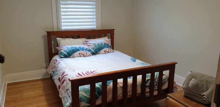 卧室2 -标准双人床、吊扇、暖气、抽屉、悬挂空间