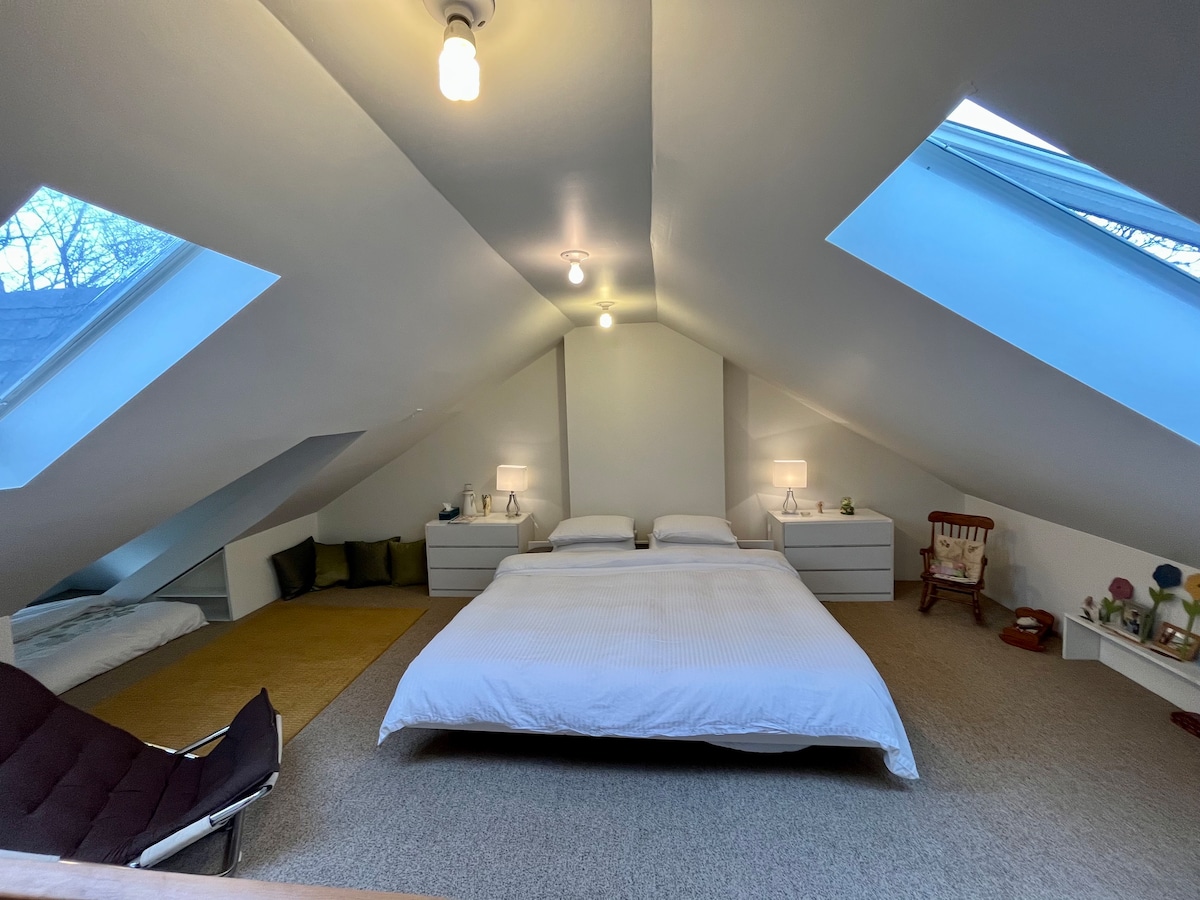 Ова е брачен кревет (широк 150-179 см) на најгорниот кат со прозорци на таванот.