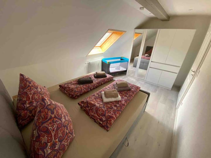 ห้องนอนพร้อมเตียงบ็อกซ์สปริงและหากจำเป็นพร้อมเตียงเด็กฟรี