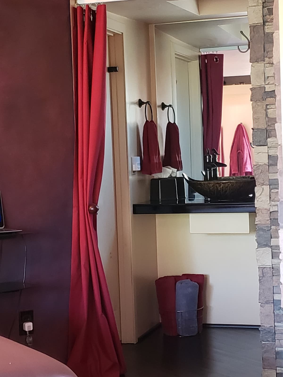 Cortina de privacidad para cerrar el baño en lugar de una puerta. 