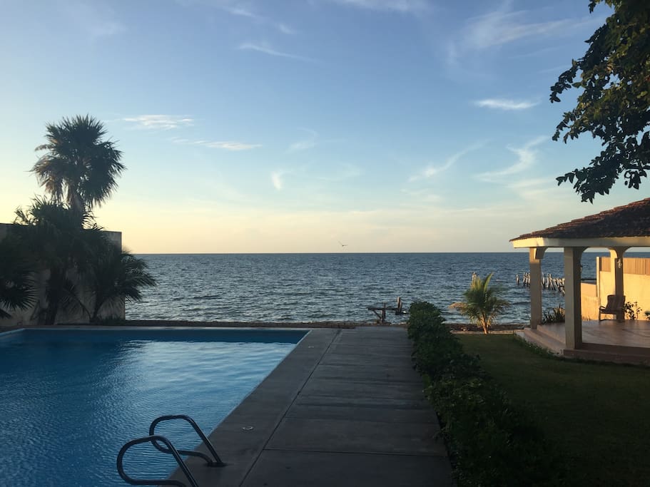 Vista desde el departamento hacia la piscina y el mar