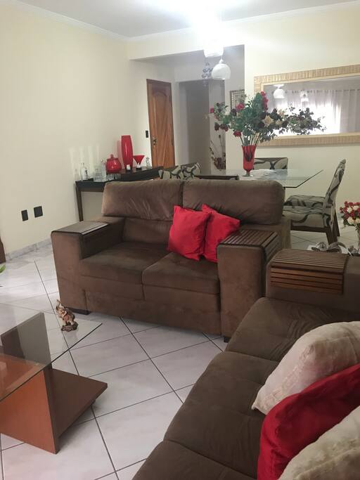 Sala de estar com 2 sofás de 2 e 3 lugares
