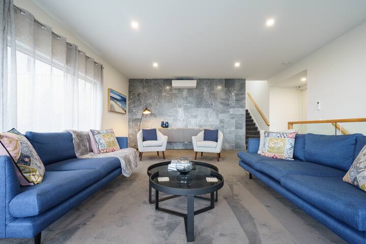 Vue Sur La Mer by Ready Set Stay gallery image 2