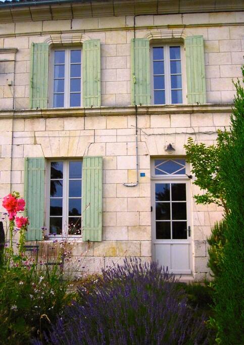 Porte d'entree/front door