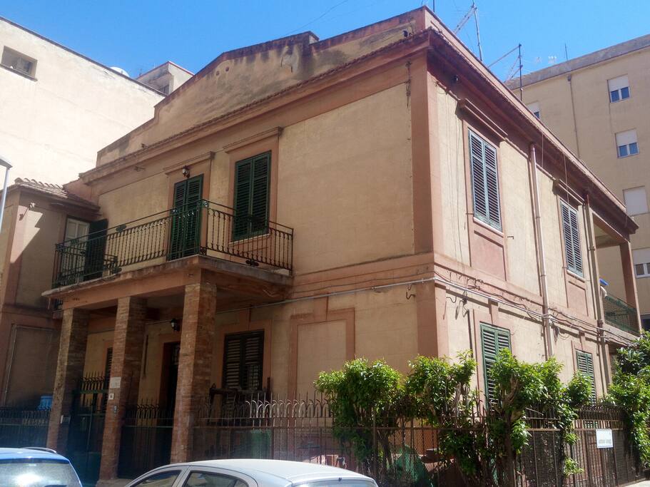 La villetta anni '40 con ingresso e il terrazzo scoperto