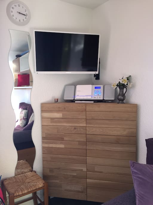 Meuble d'angle en chêne, TV et station d'accueil musicale ( IPod, et clé USB)