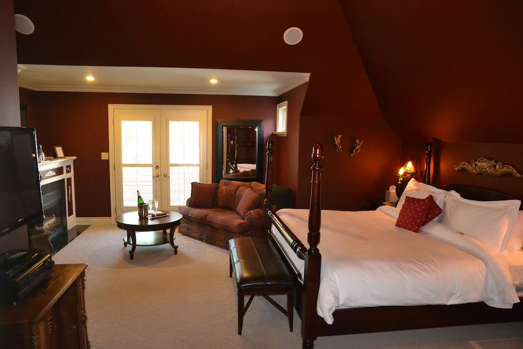 Bordeaux bedroom / sitting space