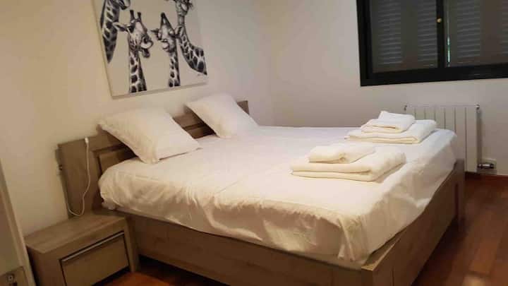 Chambre aux Girafes 
Lit queen size 