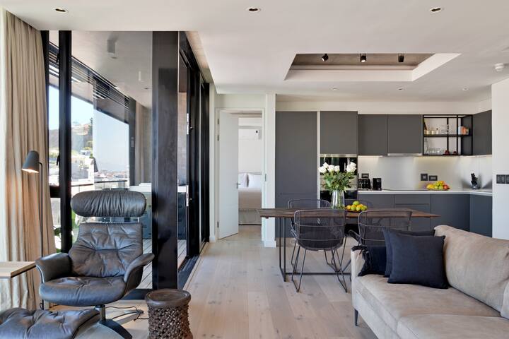 Luxury Penthouse with private rooftop Pool! gallery image 4