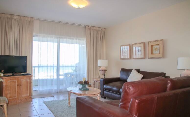 Apartment with breathtaking sea views gallery image 3