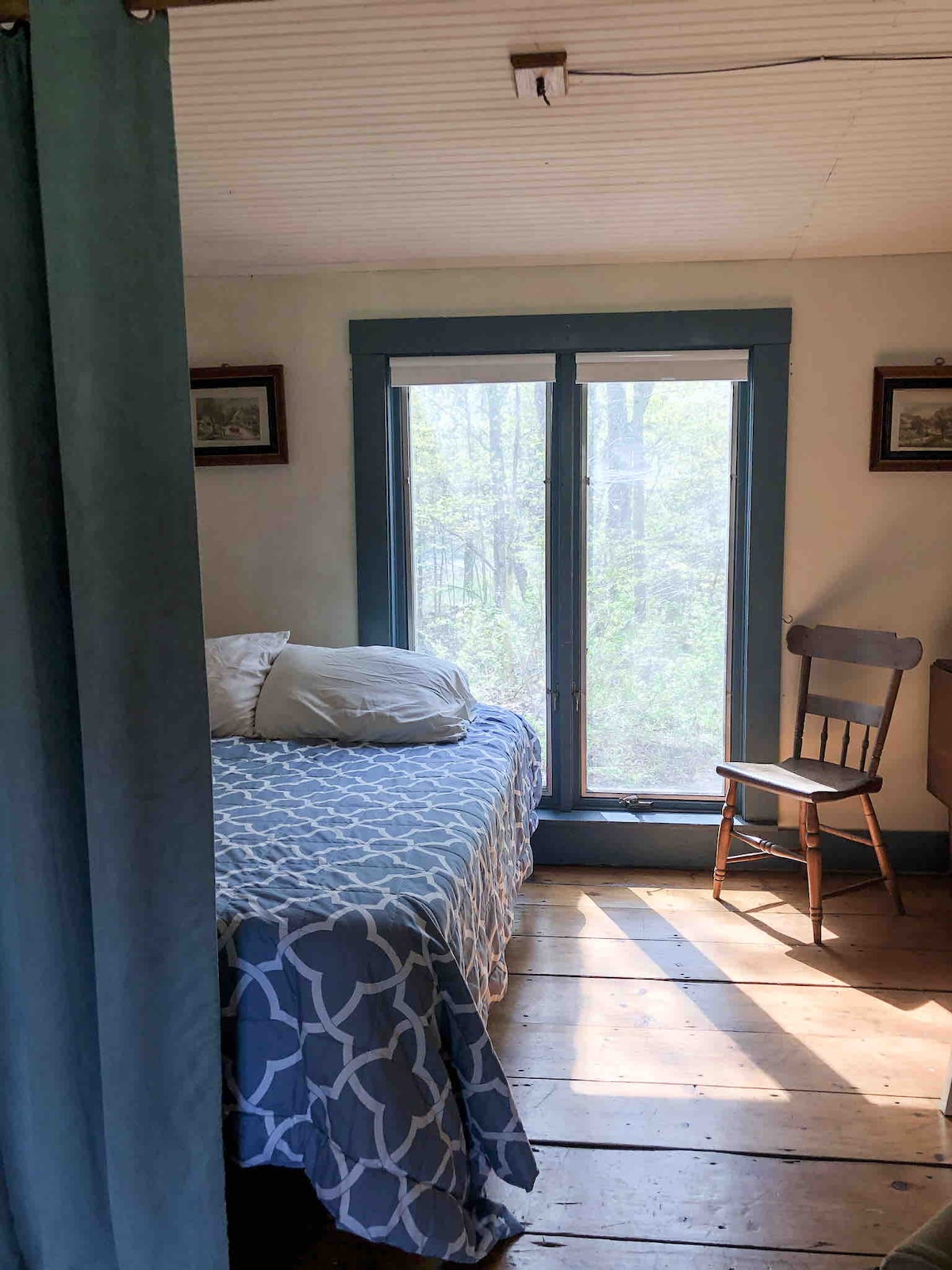 La alcoba para dormir de la sala de estar tiene una cama tamaño queen de espuma viscoelástica con cortinas para mayor privacidad.