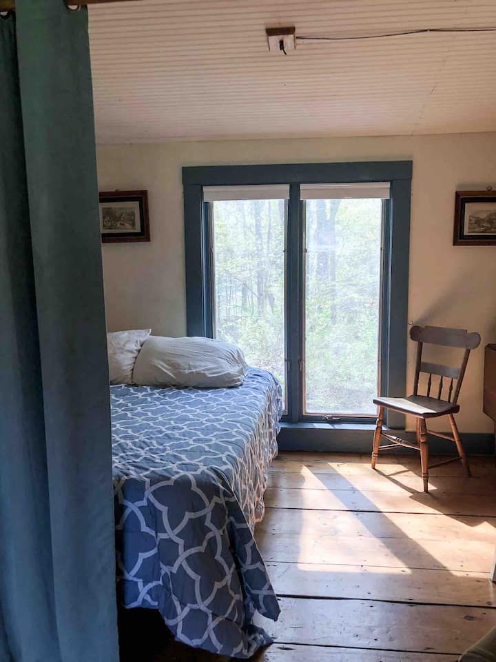 L'alcova dormire fuori dal soggiorno ha un letto matrimoniale in memory foam con tende per la privacy