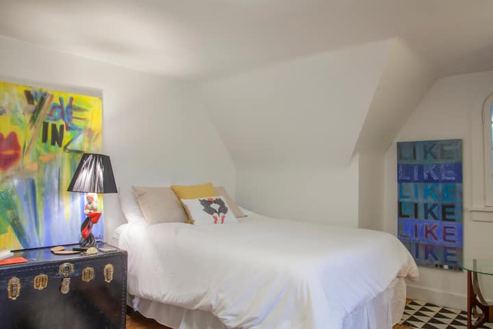 Ova udobna, ali prostrana druga bračna soba na trećem katu ima udoban bračni krevet, kutak za čitanje, TV ravnog ekrana i dvostruki pomoćni krevet. 