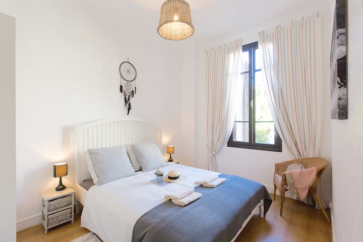 SUPERB 2 BDRM, 65M2 (A/C), HEART OF CITY, CAR PARK