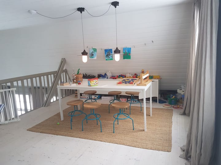 โต๊ะทำงาน/โต๊ะบนห้องใต้หลังคา