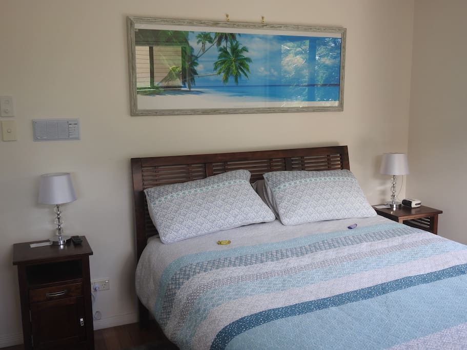 Tranquility, warmth and relaxation oozes from your bedroom./宁静、温暖和放松从您的卧室渗流