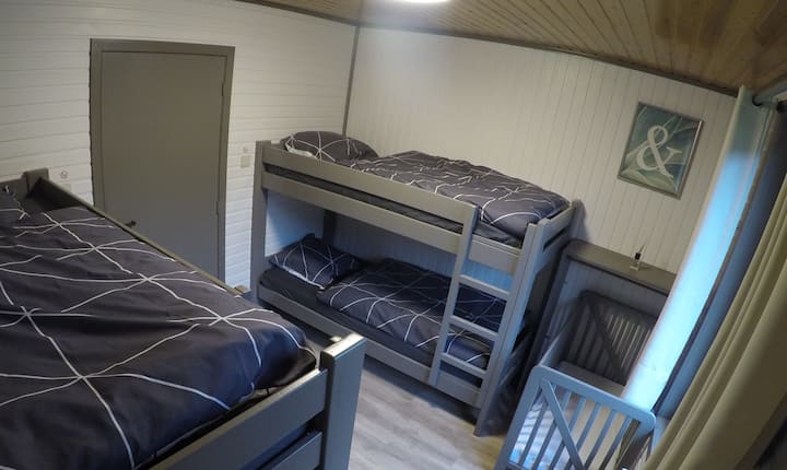 חדר עם מיטות קומתיים