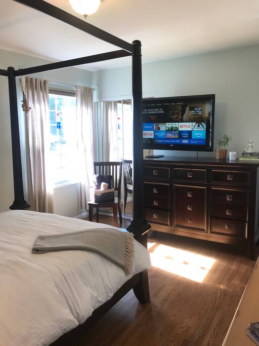 Comfy and clean private room and TV