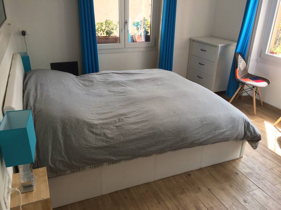 The queen bed of the Garden Suite.