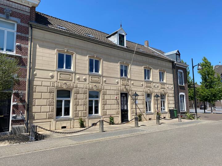 Authentic luxury group stay (14p) near Maastricht