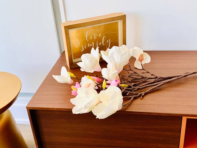 Luxury Lakefront Oasis – Stunning Views | 9 Guests gallery image 5